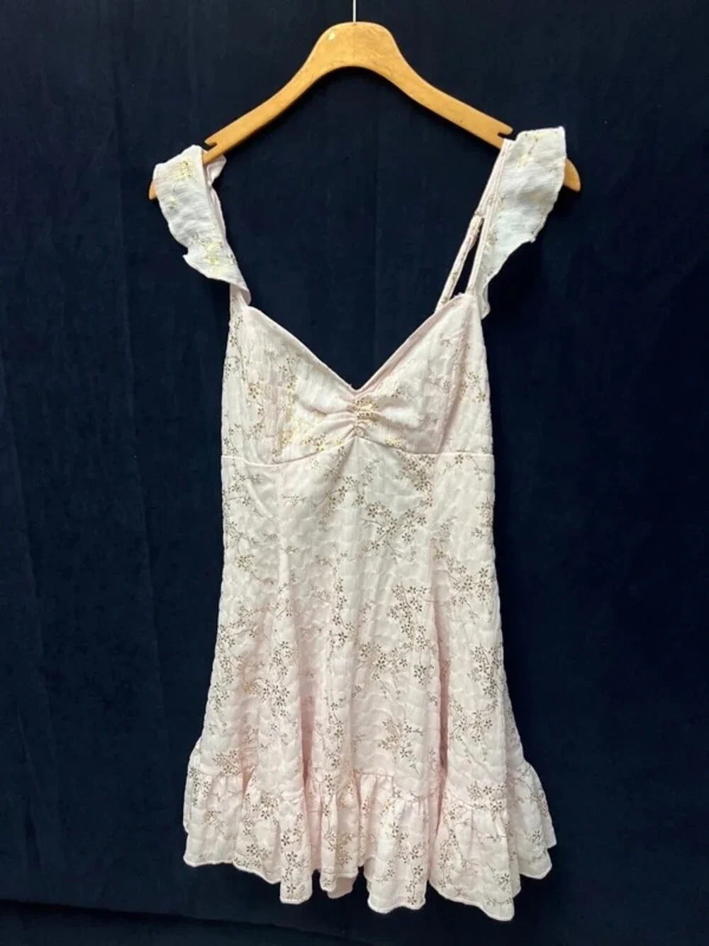 Vestido rosa con dorado fresco y juvenil